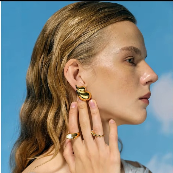 ◾️18k Gold Plated Double Layered Water Drop Stud Earrings - Picture 11 of 11